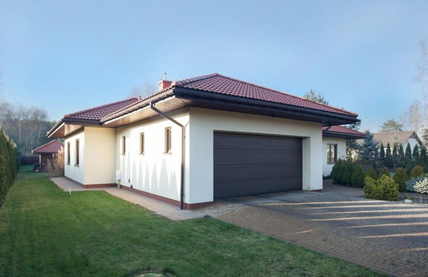 Detached country villa with tiled roof, garden and double garage